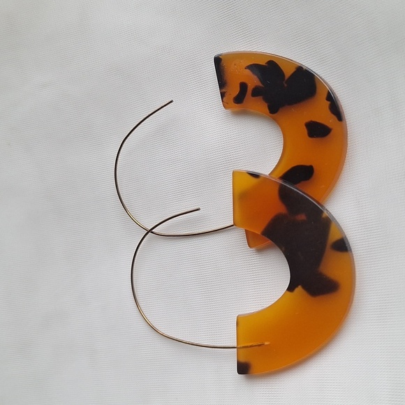 Modern Tortoiseshell Crescent Hoop Earrings - Picture 3 of 4